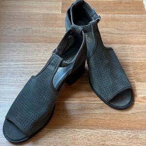 Grey suede Koolaburra-Uggs spring summer fall T-strap sandal sz 9.5
